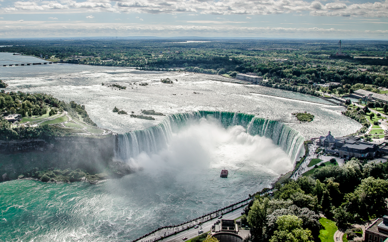 niagara-falls-at-night-with-power-station-light-show-800x500-1750367572.jpg